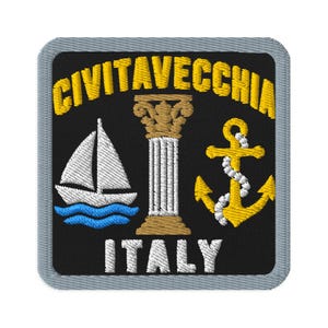 Puede incluir: Un parche bordado cuadrado con fondo negro y borde gris. Presenta el texto amarillo CIVITAVECCHIA en la parte superior e ITALY en la parte inferior. El centro muestra un velero blanco sobre olas azules, una columna beige y un ancla amarilla.