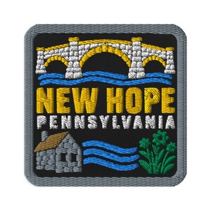 Puede incluir: Un parche bordado cuadrado con borde gris sobre fondo negro. Presenta un puente de piedra blanco y amarillo sobre agua azul, el texto amarillo NEW HOPE, texto blanco PENNSYLVANIA, una casa de piedra gris y follaje verde.