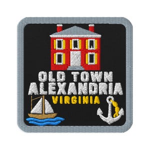 Puede incluir: Un parche bordado cuadrado con borde gris sobre fondo negro. Presenta un edificio rojo con contraventanas amarillas, un velero blanco sobre olas azules, un ancla blanca con una cuerda amarilla y el texto OLD TOWN ALEXANDRIA VIRGINIA.