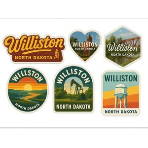 Puede incluir: Un conjunto de seis pegatinas con el nombre "Williston, North Dakota" en varios diseños. Las pegatinas muestran ilustraciones de una puesta de sol, torres de perforación petrolífera, una torre de agua y un puente, con una paleta de colores de azules, verdes, naranjas y marrones.
