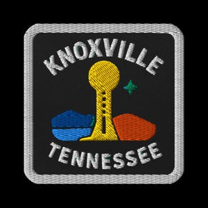 Puede incluir: Un juego de tres tazas de cerámica con un acabado mate moteado. Cada taza presenta un color diferente: azul claro, crema y gris. Las tazas tienen un diseño simple y moderno y un asa cómoda.