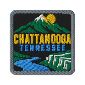 Könnte beinhalten: Ein quadratischer Stickaufnäher mit schwarzem Hintergrund, der ein grünes Gebirge, eine gelbe Sonne und einen blauen Fluss zeigt. Der Text CHATTANOOGA ist in Gelb und das Wort TENNESSEE in Blau gestickt. Er hat einen grauen Rand.