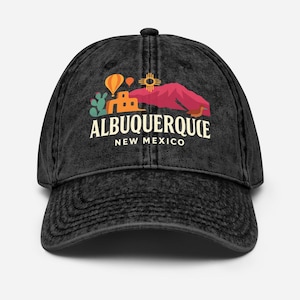 Könnte beinhalten: Schwarze Baseballkappe mit Used-Look. Die Kappe zeigt eine farbenfrohe Grafik von Albuquerque, New Mexico, mit einem Heißluftballon, Bergen und dem Namen der Stadt in weißen Buchstaben.