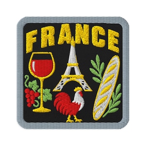 Peut inclure: Un écusson brodé carré avec une bordure grise sur fond noir. Le mot FRANCE est brodé en jaune en haut. En dessous se trouvent un verre de vin rouge avec des raisins, une tour Eiffel blanche, un coq rouge et blanc, et une baguette avec des feuilles vertes.