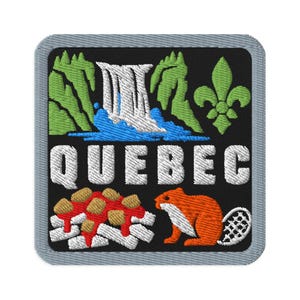 Puede incluir: Un parche bordado cuadrado con fondo negro y borde gris. Presenta una cascada blanca, árboles verdes, una flor de lis verde, la palabra QUEBEC en letras blancas, un plato de poutine y un castor de color naranja con una cola blanca.
