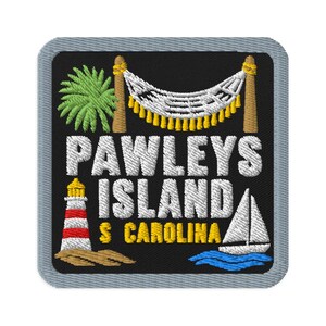Puede incluir: Un parche bordado cuadrado con fondo negro y borde gris. Presenta una hamaca blanca, una palmera verde, un faro rojo y blanco y un velero blanco. El texto dice PAWLEYS ISLAND S CAROLINA en letras de color blanco y amarillo.