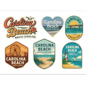 Op de afbeelding: Een verzameling van zes kleurrijke stickers met de tekst "Carolina Beach, North Carolina". De ontwerpen omvatten hart-, ovale en zeshoekige vormen, met afbeeldingen van een pier, reuzenrad, vuurtoren en strandscènes.
