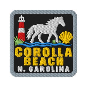 Peut inclure: Un écusson brodé carré à fond noir avec une bordure grise. Il représente un cheval blanc, un phare rouge et blanc, un coquillage jaune et des vagues bleues. Le texte indique COROLLA BEACH N. CAROLINA en fil jaune et blanc.