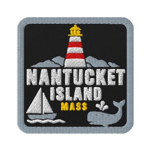 Puede incluir: Un parche bordado cuadrado con fondo negro y borde gris. Presenta un faro rojo y blanco, un velero blanco y una ballena gris. El texto dice NANTUCKET ISLAND MASS en letras bordadas de color blanco y amarillo.