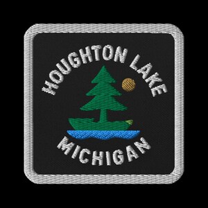 Puede incluir: Parche bordado con fondo negro. Las palabras "HOUGHTON LAKE MICHIGAN" están en blanco, arqueadas arriba y abajo de un árbol verde, un sol amarillo y agua azul. El parche tiene un borde blanco.
