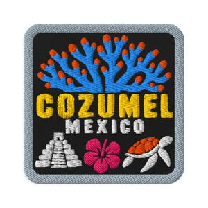 Peut inclure: Un écusson brodé carré avec une bordure gris clair sur fond noir. Il présente un motif de corail bleu aux pointes orange, le texte jaune COZUMEL, le texte blanc MEXICO, une pyramide blanche, une fleur d'hibiscus rose et une tortue de mer.