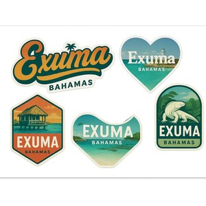Puede incluir: Un conjunto de pegatinas coloridas de Exuma, Bahamas, en varias formas. Los diseños incluyen un corazón, un hexágono con una cabaña sobre el agua y una forma curva con una escena de playa. Las pegatinas presentan el texto "Exuma Bahamas".