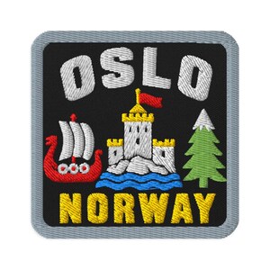Puede incluir: Un parche bordado cuadrado con fondo negro y borde gris. Presenta el texto blanco OSLO en la parte superior y NORWAY en amarillo en la parte inferior. El centro muestra un barco vikingo rojo, un castillo blanco y un pino verde.