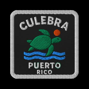 Puede incluir: Parche bordado con la palabra "CULEBRA" encima de una tortuga verde y un sol naranja. Debajo, las palabras "PUERTO RICO" están en blanco. El parche tiene un fondo negro con olas azules y un borde blanco.