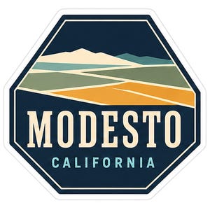 Può includere: Un adesivo esagonale con un'illustrazione paesaggistica che mostra montagne, campi e una strada in tonalità blu, verde e arancione. Il testo MODESTO è stampato in grandi lettere color crema, con CALIFORNIA in lettere azzurre più piccole.