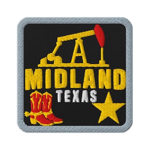 Puede incluir: Un parche bordado cuadrado con borde gris claro sobre fondo negro. Presenta una bomba de petróleo amarilla, el texto amarillo MIDLAND, el texto blanco TEXAS, un par de botas vaqueras rojas y amarillas y una estrella amarilla de cinco puntas.