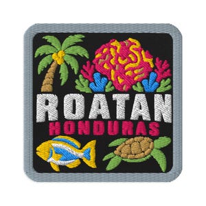 Könnte beinhalten: Ein quadratischer Stickaufnäher mit schwarzem Hintergrund und hellgrauem Rand. Er zeigt eine grüne Palme, ein rosa-gelbes Korallenriff, einen blau-gelben Fisch und eine braune Meeresschildkröte. Der Text ROATAN HONDURAS ist in Weiß und Pink gestickt.