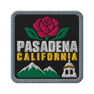 Op de afbeelding: Een vierkante geborduurde patch met een zwarte achtergrond en een grijze rand. Het toont een rode roos met groene bladeren, de witte tekst PASADENA, de gele tekst CALIFORNIA, groene bergen met witte toppen en een wit gebouw met een koepel.