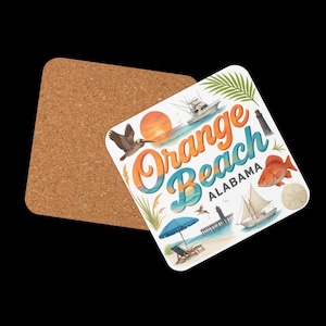 Könnte beinhalten: Ein quadratischer Untersetzer mit den Worten "Orange Beach Alabama" in orangefarbener und blauer Schrift, mit Illustrationen eines Pelikans, eines Bootes, eines Leuchtturms und einer Strandszene. Daneben liegt ein separater Korkuntersetzer.