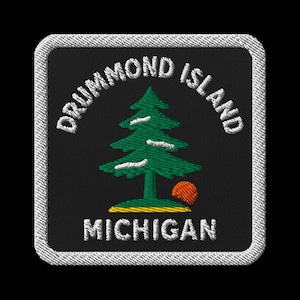 Puede incluir: Parche bordado cuadrado con borde cosido blanco, que presenta un pino verde, un sol poniente y el texto "DRUMMOND ISLAND MICHIGAN". El parche está sobre un fondo negro.