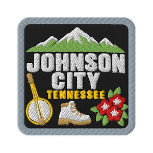 Könnte beinhalten: Ein quadratischer Stickaufnäher mit grauem Rand auf schwarzem Grund. Er zeigt grüne Berge mit weißen Gipfeln, den weißen Schriftzug JOHNSON CITY, gelben Text TENNESSEE, ein gelbes Banjo, einen weißen Wanderschuh und drei rote Blüten mit grünen Blättern.