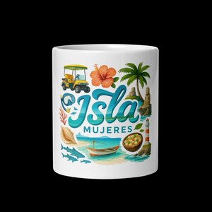 Puede incluir: Taza de cerámica blanca con una colorida ilustración de Isla Mujeres. El diseño incluye un carrito de golf amarillo, flores tropicales, un faro y las palabras "Isla Mujeres" en turquesa. La taza está decorada con varios elementos de la isla.