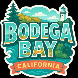 Könnte beinhalten: Ein farbenfroher Aufkleber mit der Aufschrift "BODEGA BAY CALIFORNIA". Das Design umfasst einen Leuchtturm, Meereswellen, eine Kiefer und Küstenlandschaftselemente in Blau-, Grün-, Gelb- und Orangetönen.