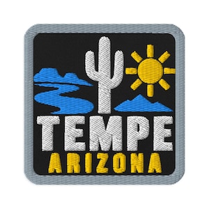 Può includere: Una toppa ricamata quadrata con sfondo nero e bordo grigio. Presenta un cactus saguaro bianco, un sole giallo e montagne e acqua blu. Il testo TEMPE è ricamato in bianco e ARIZONA in giallo sotto la grafica.