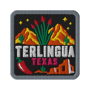 Könnte beinhalten: Ein quadratischer Stickaufnäher mit schwarzem Hintergrund, der eine Wüstenlandschaft mit orangefarbenen Bergen, grünen Kakteen und gelben Sternen zeigt. Der Text TERLINGUA ist weiß und TEXAS pink, mit einer roten Chilischote unten links.