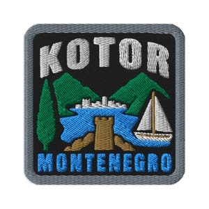 Puede incluir: Un parche bordado cuadrado con fondo negro y borde gris. Presenta el texto blanco KOTOR en la parte superior y MONTENEGRO en la inferior. El diseño incluye montañas verdes, una bahía azul, una torre de piedra marrón y un velero blanco.