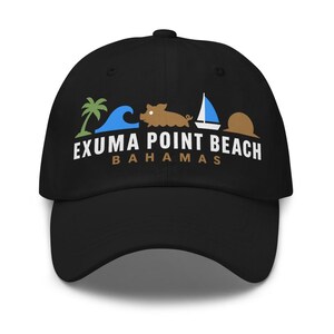 Puede incluir: Una gorra de béisbol negra con un gráfico que muestra una palmera verde, una ola azul, un cerdo marrón, un velero azul y blanco y un sol marrón. Debajo de los iconos, el texto dice EXUMA POINT BEACH en blanco y BAHAMAS en letras marrones.