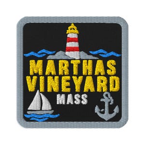 Broderad lapp med fyrmotiv från Marthas Vineyard, Massachusetts - fyrkantig, oval eller rund form, stryk-på, sy-på, reseminnessak, samlarobjekt