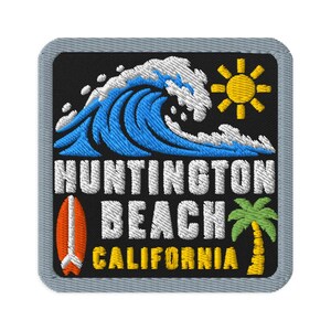 Puede incluir: Un parche bordado cuadrado con un borde gris claro sobre un fondo negro. Presenta una ola azul, un sol amarillo, una tabla de surf naranja y una palmera verde. El texto dice HUNTINGTON BEACH CALIFORNIA en blanco y amarillo.