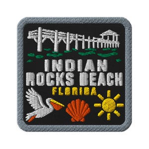Può includere: Una toppa ricamata quadrata con sfondo nero e bordo grigio. Presenta un molo bianco su acqua verde, il testo bianco INDIAN ROCKS BEACH, il testo giallo FLORIDA, un pellicano bianco, una conchiglia arancione e un'icona del sole gialla.