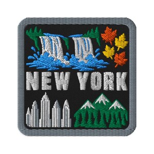 Può includere: Una toppa ricamata quadrata con sfondo nero e bordo grigio. Presenta una cascata bianca, alberi verdi, foglie d'acero arancioni e gialle, il testo bianco NEW YORK, uno skyline bianco e montagne verdi con cime innevate.