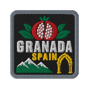 Puede incluir: Un parche bordado cuadrado con fondo negro y borde gris. Presenta una granada roja con semillas blancas, hojas verdes, el texto blanco GRANADA, el texto amarillo SPAIN, una cordillera verde y un arco arquitectónico de color amarillo.