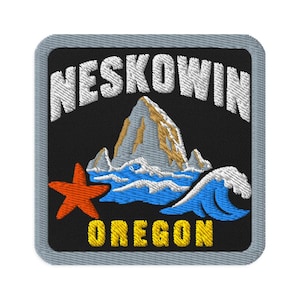 Puede incluir: Un parche bordado cuadrado con fondo negro y borde gris. Presenta el texto blanco NESKOWIN en la parte superior y OREGON en amarillo en la parte inferior. El centro muestra una formación rocosa gris, olas azules y una estrella de mar naranja.