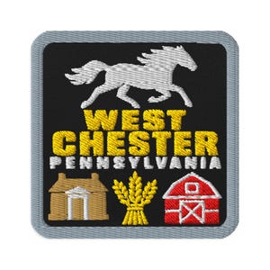 Puede incluir: Un parche bordado cuadrado con borde gris sobre fondo negro. Presenta un caballo blanco, el texto amarillo WEST CHESTER, texto blanco PENNSYLVANIA y tres iconos: un edificio color canela, una gavilla de trigo amarilla y un granero rojo.