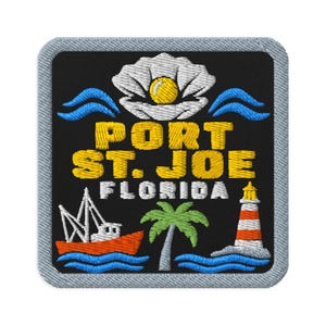 Puede incluir: Un parche bordado cuadrado con borde gris claro sobre fondo negro. Presenta una almeja blanca con una perla amarilla, olas azules, un barco pesquero rojo y blanco, una palmera verde y un faro rojo y blanco con el texto PORT ST. JOE FLORIDA.