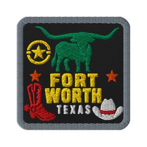Puede incluir: Un parche bordado cuadrado con fondo negro y borde gris. Presenta un buey longhorn verde, una estrella de sheriff amarilla, una bota de vaquero roja, un sombrero de vaquero blanco con banda roja y el texto amarillo FORT WORTH TEXAS.