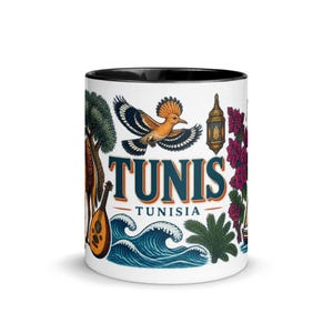 Peut inclure: Un mug en céramique blanc avec un intérieur et un bord noirs, orné d'une illustration colorée représentant une huppe fasciée, une lanterne, un luth, des vagues, un palmier et des fleurs roses, avec le texte TUNIS TUNISIA en grandes lettres bleues.