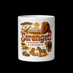 Pode incluir: Caneca de cerâmica branca com um design Serengeti. O design inclui um leão, um elefante, uma zebra, uma girafa e o texto "Serengeti Tanzânia". A caneca tem um fundo preto.