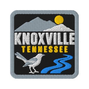 Könnte beinhalten: Ein quadratischer gestickter Aufnäher mit schwarzem Hintergrund, der ein graues Gebirge, eine gelbe Sonne und einen blauen, gewundenen Fluss zeigt. Der Text KNOXVILLE ist in Weiß und TENNESSEE in Gelb gehalten. Ein weißer Vogel ist unten links.