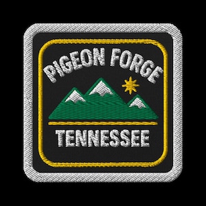 Puede incluir: Parche bordado con las palabras "PIGEON FORGE TENNESSEE", una cordillera verde y una estrella amarilla. El parche tiene un fondo negro con bordes amarillos y blancos, ideal para coser en ropa.