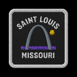 Puede incluir: Parche bordado con el Gateway Arch en St. Louis, Missouri. El parche tiene un fondo negro con texto blanco que dice "SAINT LOUIS" y "MISSOURI". El arco es gris, con una base púrpura y una estrella amarilla.