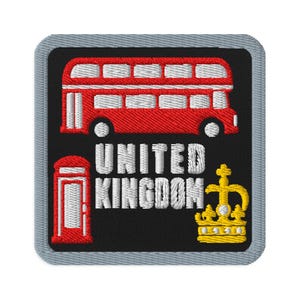 Puede incluir: Un parche bordado cuadrado con borde gris sobre fondo negro. Presenta un autobús de dos pisos rojo, una cabina telefónica roja y una corona amarilla. El texto blanco dice UNITED KINGDOM en una fuente negrita sin remates.