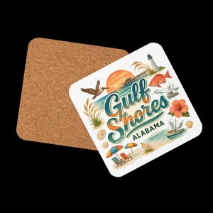 Könnte beinhalten: Quadratischer Untersetzer mit Korkrücken und weißer Oberseite mit einer farbenfrohen Illustration. Die Illustration enthält den Text "Gulf Shores Alabama" mit Bildern von Sonnenuntergang, Strand, Pier, Fisch und Booten.