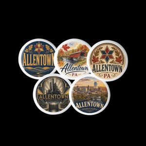 Puede incluir: Cinco chapas redondas con temas de Allentown, Pensilvania. Los diseños incluyen una estrella roja, un puente cubierto, una estrella geométrica, la silueta de una fábrica industrial y un horizonte urbano, con el texto Allentown, PA o Pennsylvania.