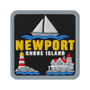 Peut inclure: Un écusson brodé carré avec une bordure grise sur fond noir. Il présente un voilier blanc au-dessus du texte jaune NEWPORT et du texte blanc RHODE ISLAND. En dessous se trouvent un phare rouge et blanc et une maison grise au toit rouge.