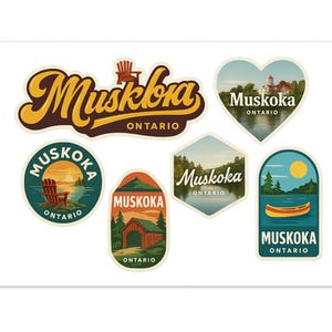 Op de afbeelding: Een verzameling stickers met het thema Muskoka, Ontario, in verschillende vormen. Ontwerpen omvatten een hartvormige meer scène, een brug, een kano op een meer en een logo in retrostijl met een houten stoel. De stickers hebben een warm kleurenpalet.